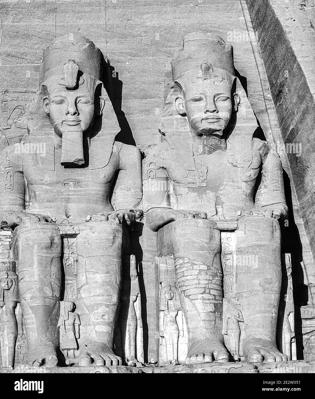 Assuan. Dies ist die 3000 Jahre alte UNESCO-Weltkulturerbe Abu Simbel in der Nähe des Nils und der Stadt Assuan bekannt. Vor der Verlegung des Denkmals wurde das Denkmal langsam zurückgewonnen und von der Wüste begraben und deshalb können Sie Stücke von geschnitzten Graffiti von britischen und französischen Soldaten sehen, die diesen Weg zu Beginn des 1800 sehr hoch auf Teilen der passiert Denkmal, Zugang heute, die nicht möglich gewesen wäre, ohne spezielle Ausrüstung. Wie bei Philae wurde es notwendig, das Denkmal 1968 hoch über dem Assuan-Staudamm zu verlegen. Stockfoto