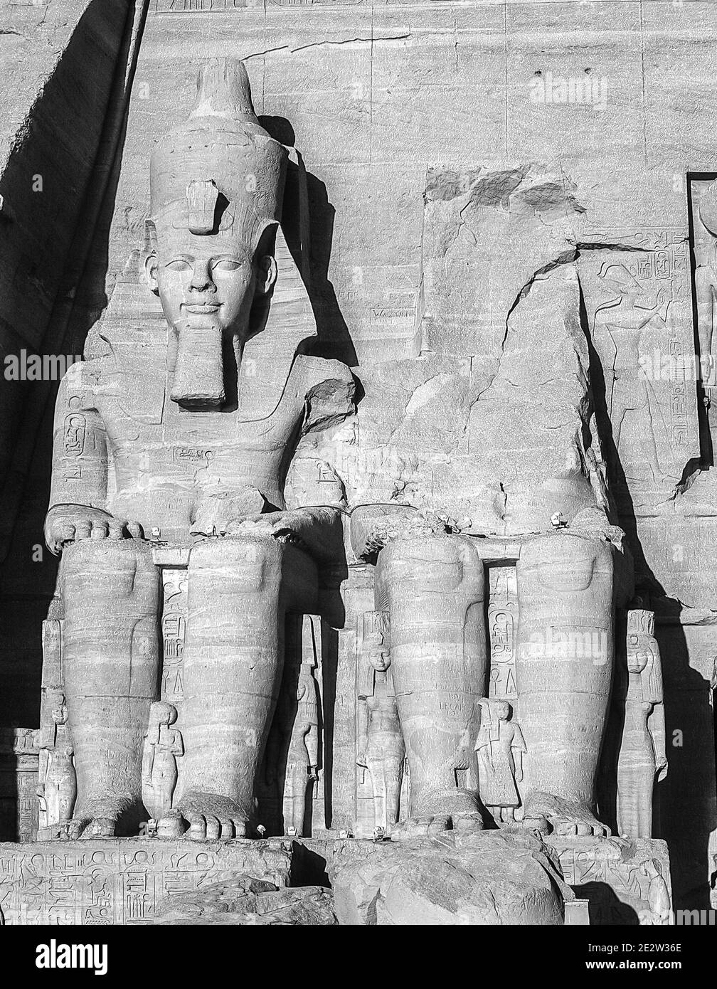 Assuan. Dies ist die 3000 Jahre alte UNESCO-Weltkulturerbe Abu Simbel in der Nähe des Nils und der Stadt Assuan bekannt. Vor der Verlegung des Denkmals wurde das Denkmal langsam zurückgewonnen und von der Wüste begraben und deshalb können Sie Stücke von geschnitzten Graffiti von britischen und französischen Soldaten sehen, die diesen Weg zu Beginn des 1800 sehr hoch auf Teilen der passiert Denkmal, Zugang heute, die nicht möglich gewesen wäre, ohne spezielle Ausrüstung. Wie bei Philae wurde es notwendig, das Denkmal 1968 hoch über dem Assuan-Staudamm zu verlegen. Stockfoto