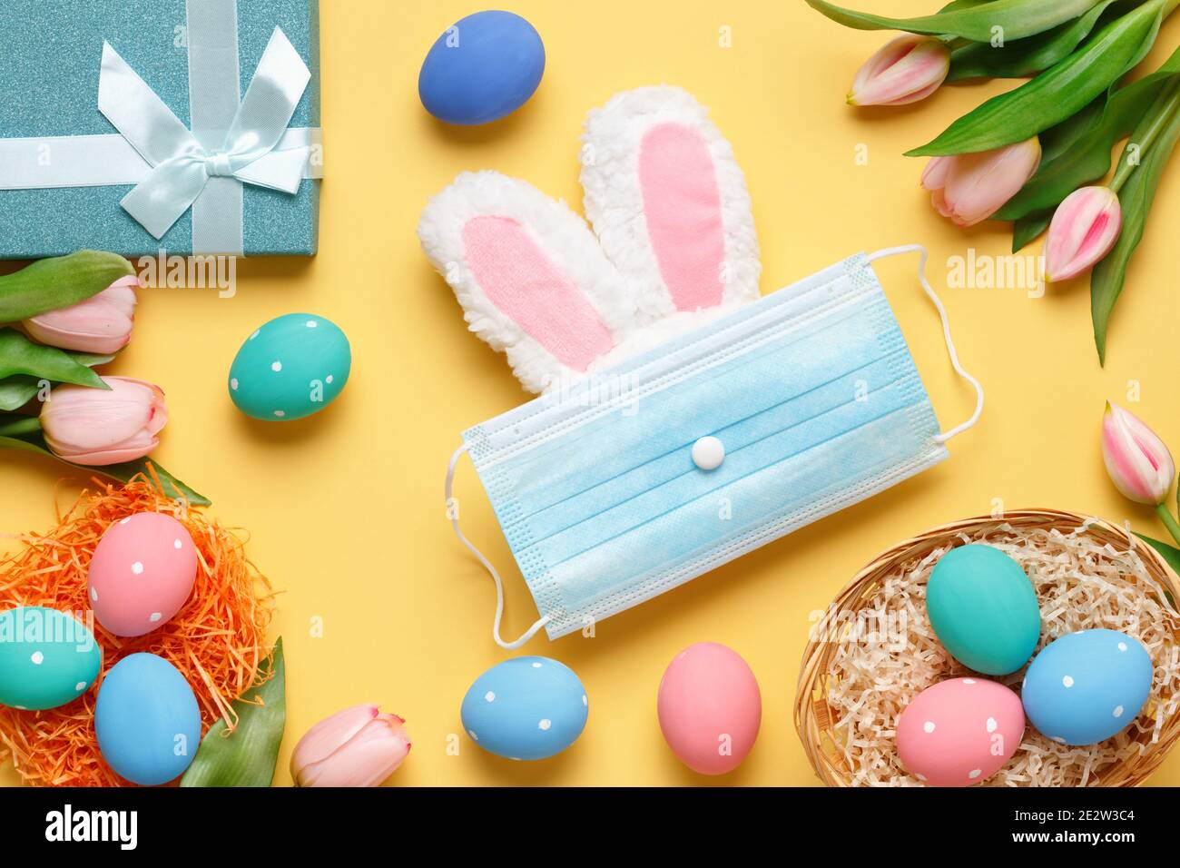 Frohe Ostern. Flache Grußkarte vor gelbem Hintergrund. Stockfoto