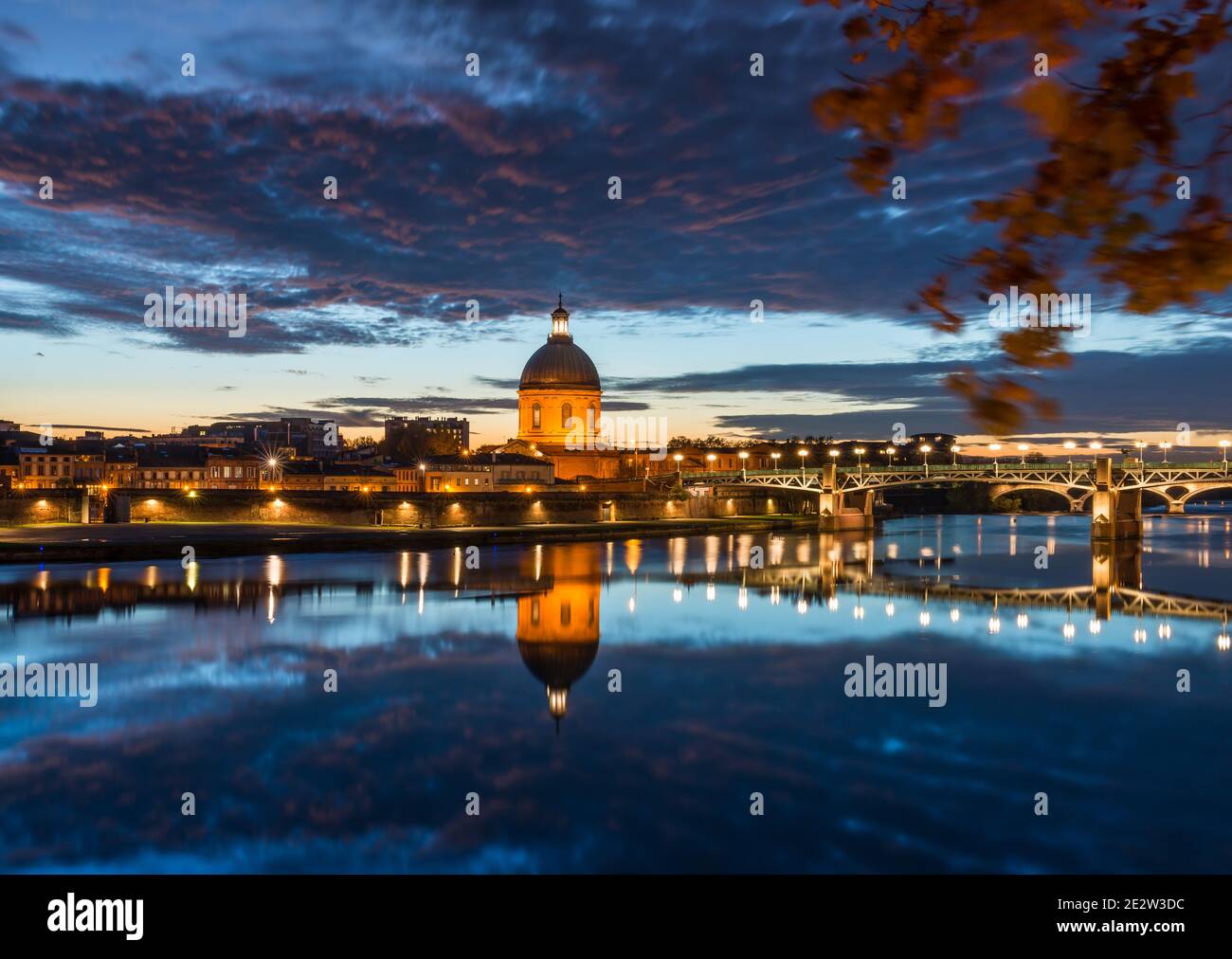 Pont Saint Pierre et Grave Krankenhaus in der Abenddämmerung im Herbst, in Toulouse, Haute Garonne, Occitanie, Frankreich Stockfoto