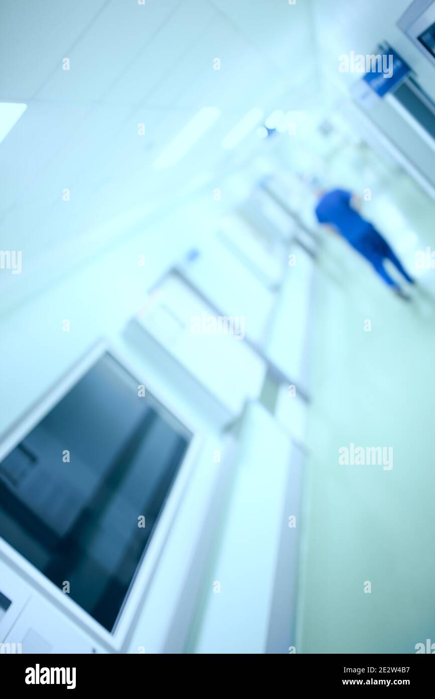 Wandelte medizinische Person in leerem Krankenhaus. Stockfoto