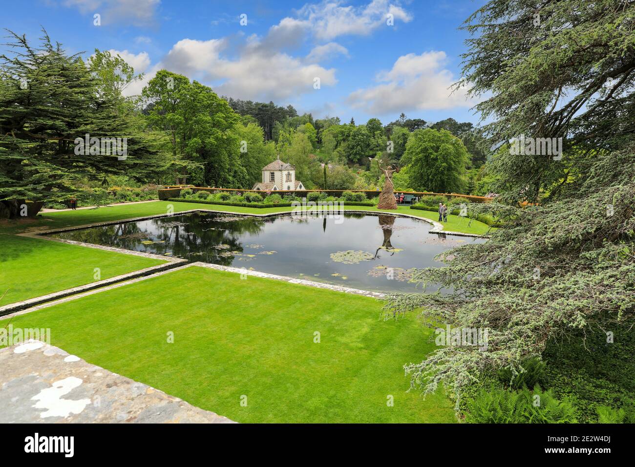 Eine Weidenskulptur, ‘Unbind the Wing’, eine Feier des Frauenwahlrechts, auf der Lily Terrace, Bodnant Gardens, Spring, (Mai), Conwy, Wales Stockfoto