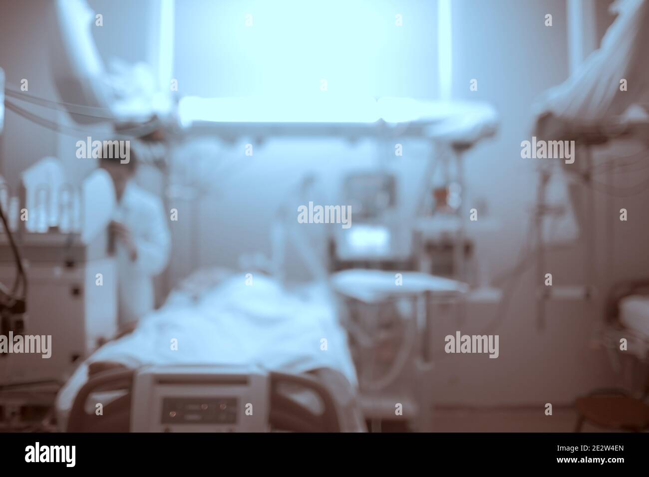 Krankenstation mit funktionstüdischem Arzt, unfokussierter Hintergrund. Stockfoto