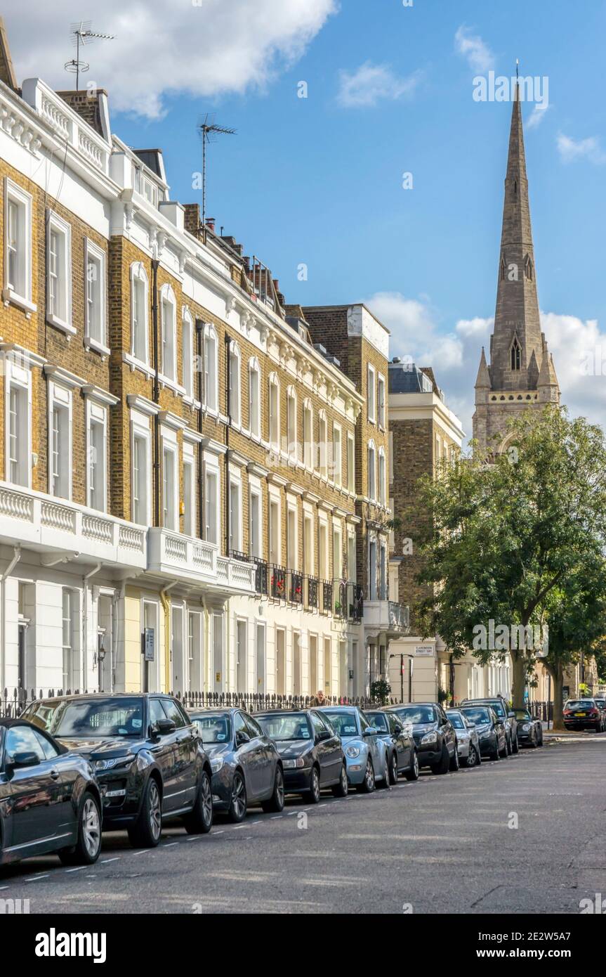 Cambridge Street mit dem Turm von St. Gabriel's, Warwick Square, Pimlico im Hintergrund. Stockfoto