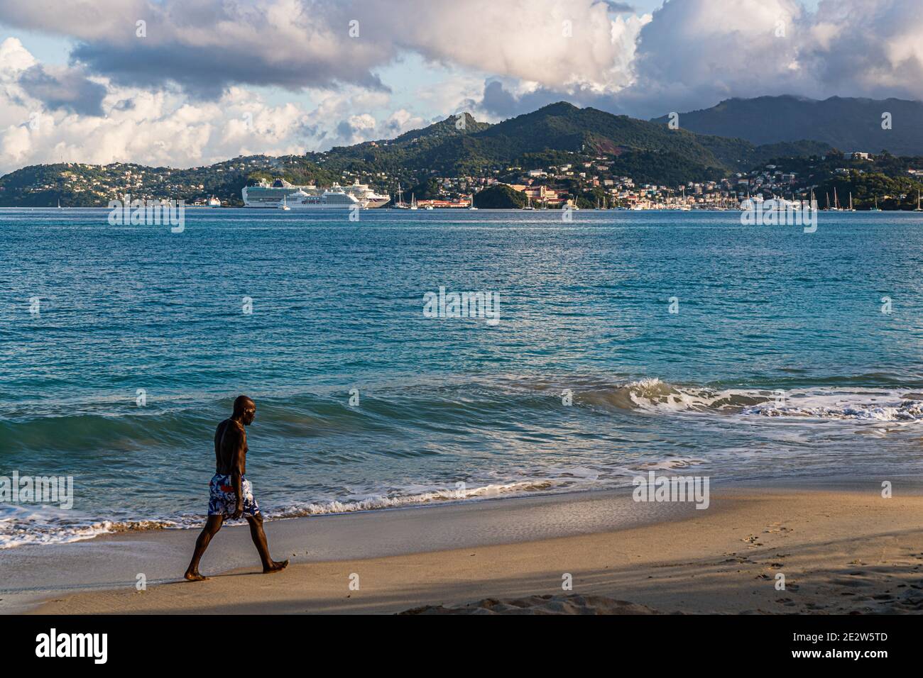 Kreuzfahrtschiffe sind in St. Georges, Grenada verankert Stockfoto