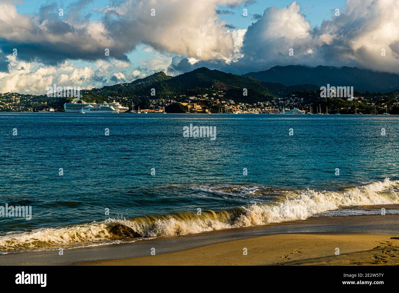 Kreuzfahrtschiffe sind in St. Georges, Grenada verankert Stockfoto