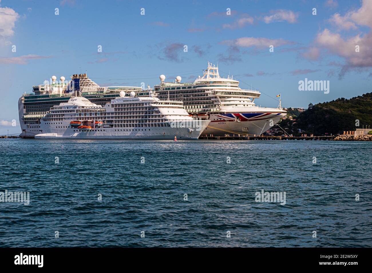 Kreuzfahrtschiffe sind in St. Georges, Grenada verankert Stockfoto