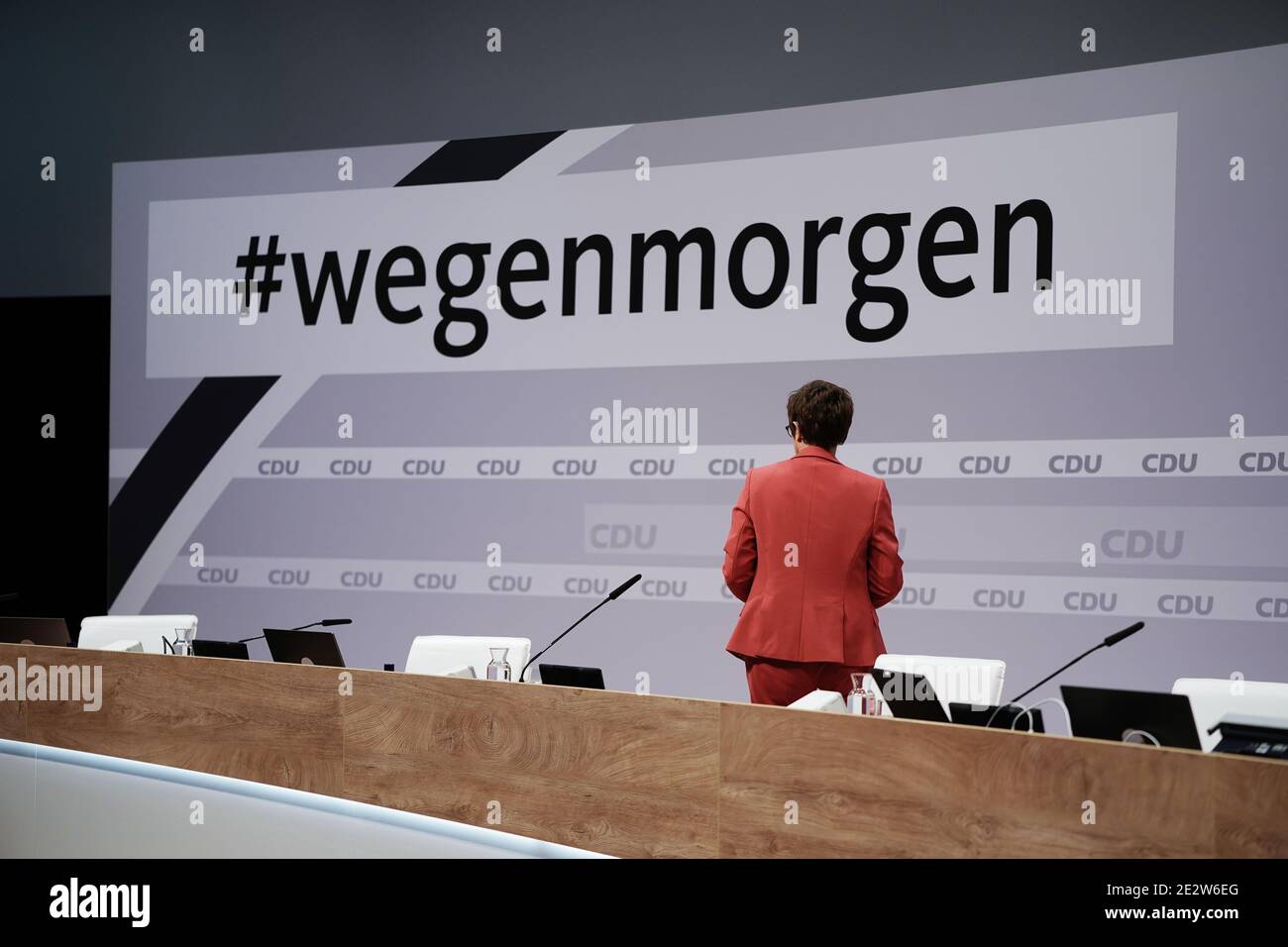 Berlin Deutschland Januar 2021 Die Scheidende Cdu Vorsitzende Annegret Kramp Karrenbauer Steht Mit Dem Rucken An Einem Tisch Mit Monitoren Auf Der Digitalen Bundesparteikonferenz Der Cdu Im Studio Halten Die Kandidaten Fur Die Parteiprasidentschaft