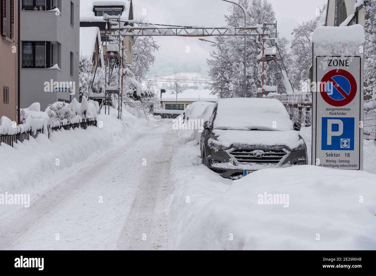 Sankt Gallen, Schweiz - 15. Januar 2021: Geparkte Autos im Schnee begraben Stockfoto