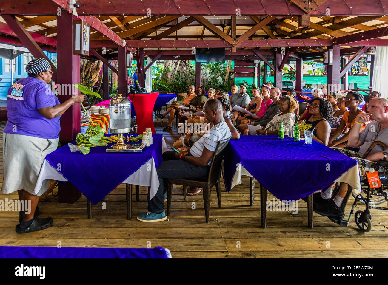 Kochstunde mit Esther und Omega im True Blue, Grenada Stockfoto