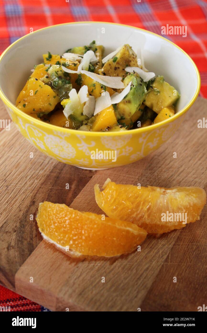 Ein Mango- und Avocado-Salat mit einem Zitrusorange-Dressing Stockfoto