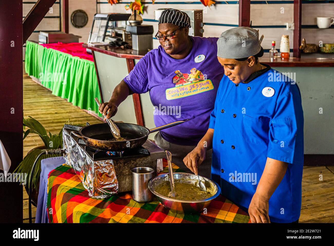 Kochstunde mit Esther und Omega im True Blue, Grenada Stockfoto