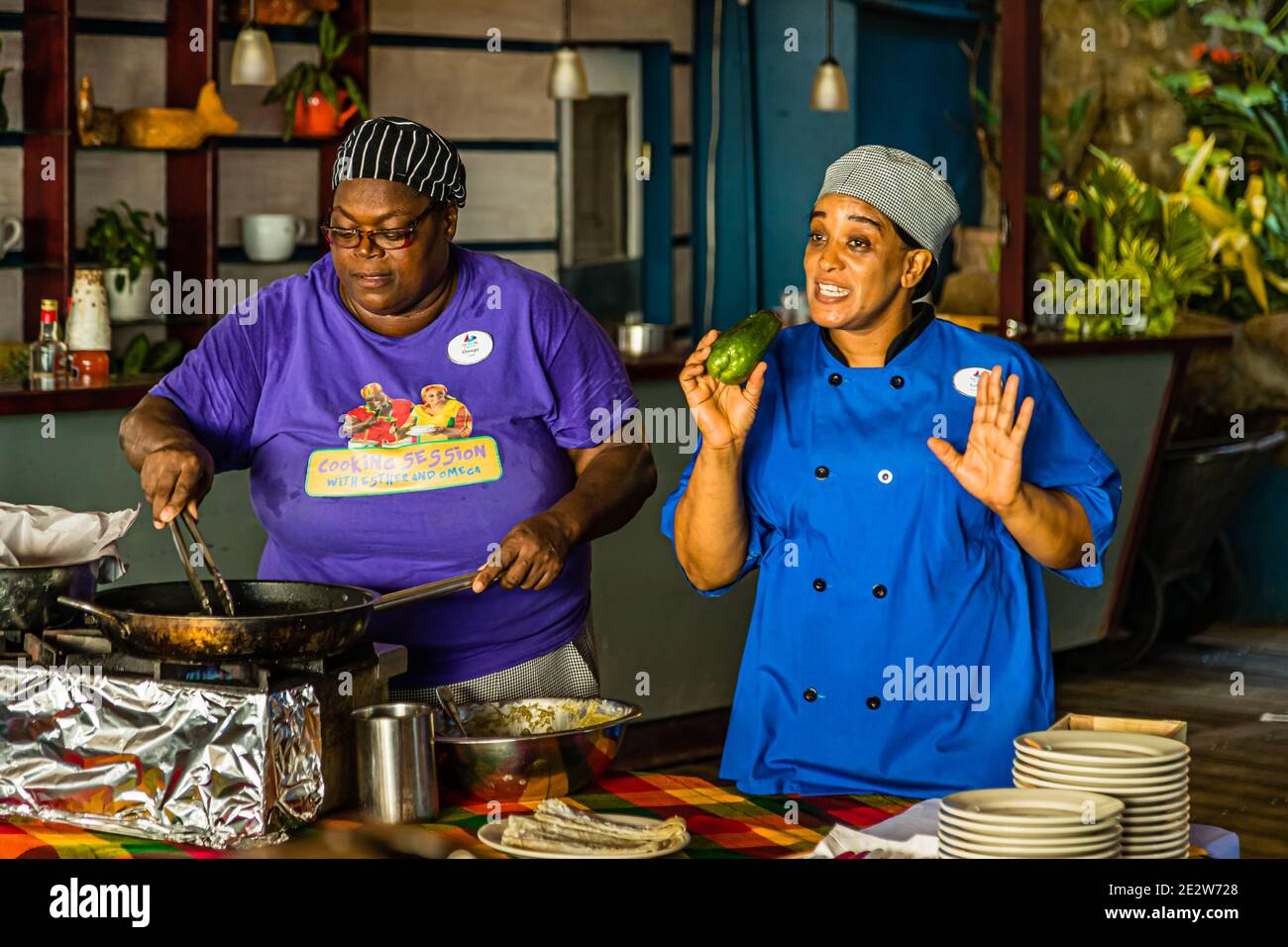 Kochstunde mit Esther und Omega im True Blue, Grenada Stockfoto