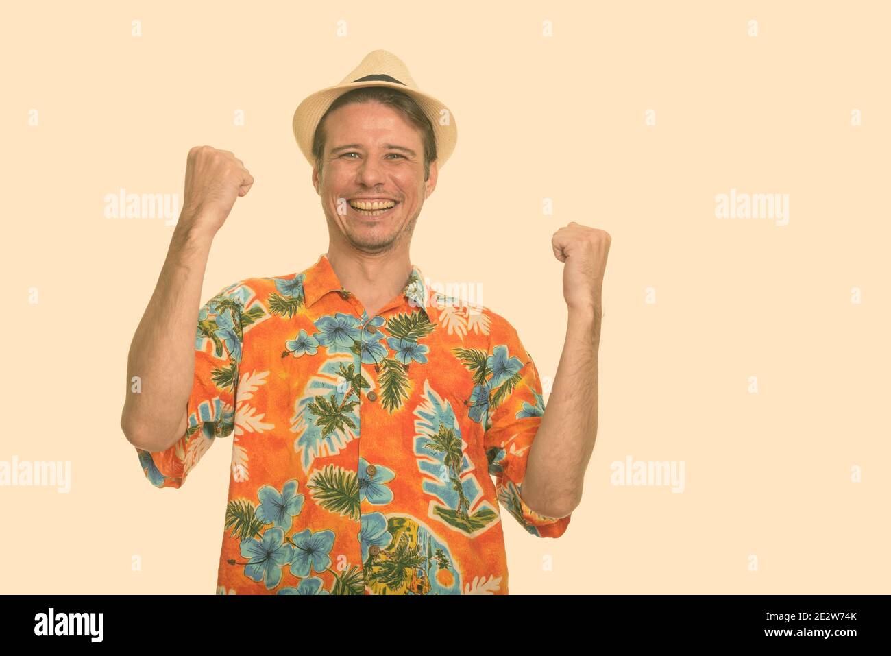 Happy kaukasischen Mann aufgeregt, bereit für den Urlaub Stockfoto