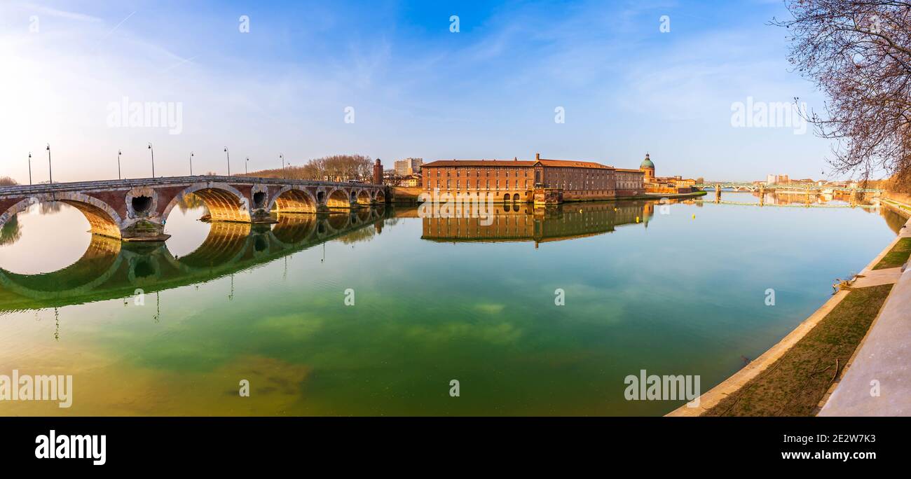 Die Pont Saint Pierre und die Pont Neuf über der Garonne und das Grab in Toulouse in Occitanie, Frankreich Stockfoto