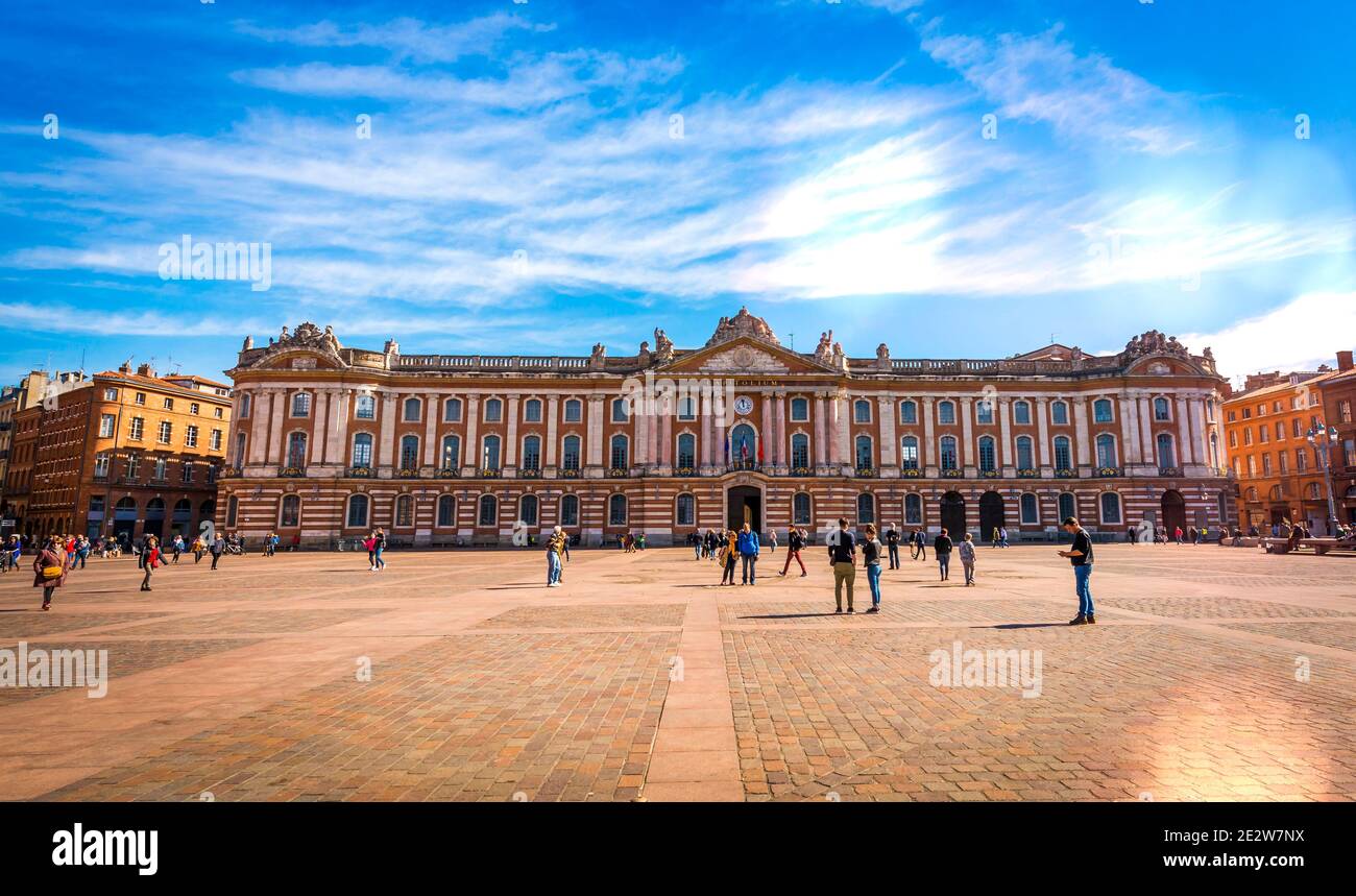 Menschen zu Fuß auf dem berühmten Place du Capitole in Toulouse in Haute Garonne, Okzitanien, Frankreich Stockfoto