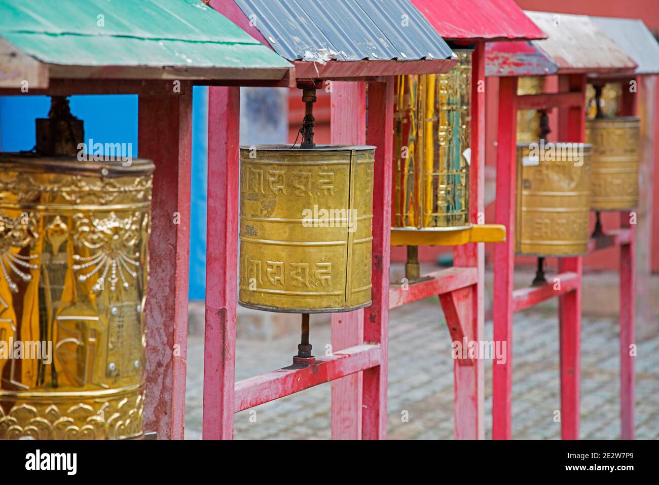 Kupferne Gebetsräder im Kloster Gandan / Gandantegchinlen, mongolisches buddhistisches Kloster in der Hauptstadt Ulaanbaatar / Ulan Bator, Mongolei Stockfoto