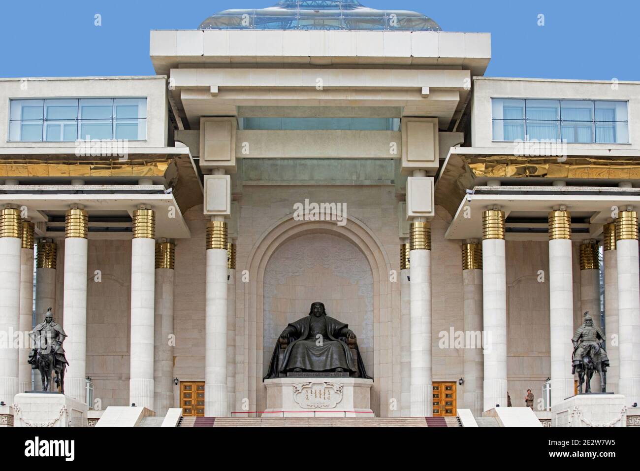 Haupteingang zum mongolischen Regierungspalast / Staatspalast mit Statue von Dschingis Khan in der Hauptstadt Ulaanbaatar / Ulan Bator, Mongolei Stockfoto