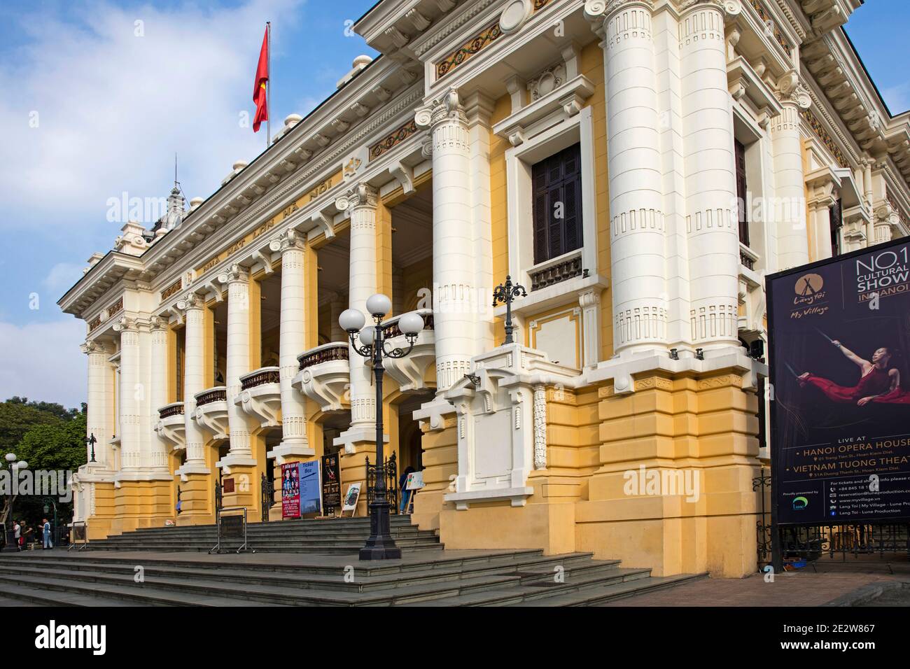 Eingang des Hanoi Opera House / Grand Opera House im französischen Kolonialstil im Zentrum von Hanoi, Vietnam Stockfoto