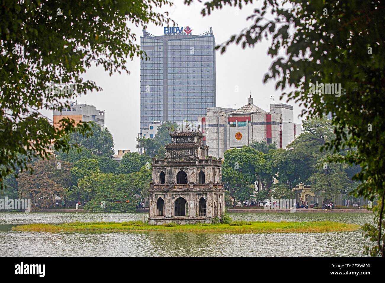 19. Jahrhundert Schildkrötenturm / Schildkrötenturm in der Mitte des Hoan Kiem See / Sword Lake im Zentrum von Hanoi, Vietnam Stockfoto