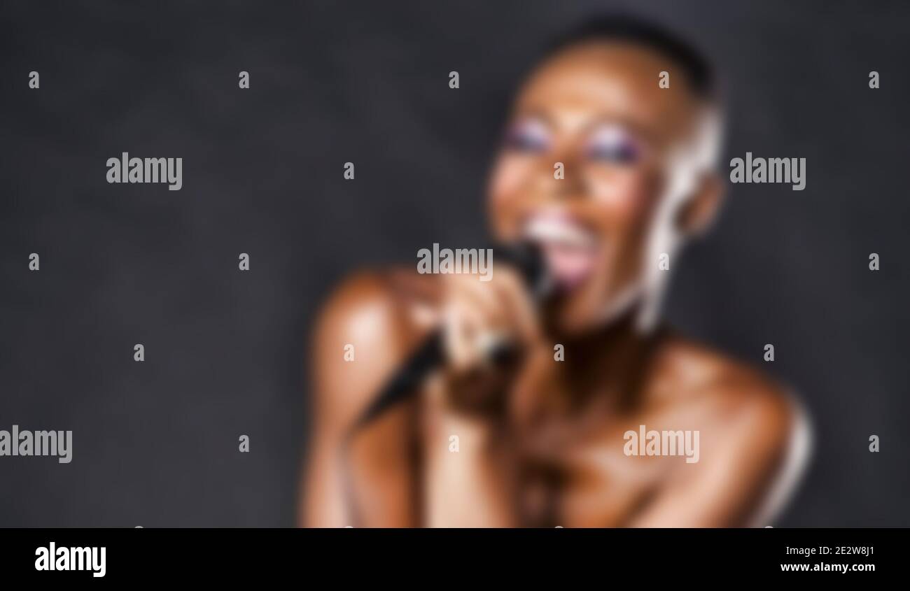 Afroamerikanische Frau singt am Mikrofon Stockfoto