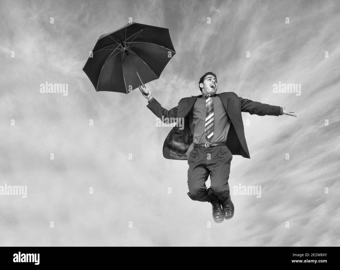 Schwarz-Weiß-Foto des fallenden Geschäftsmann mit Regenschirm Stockfoto