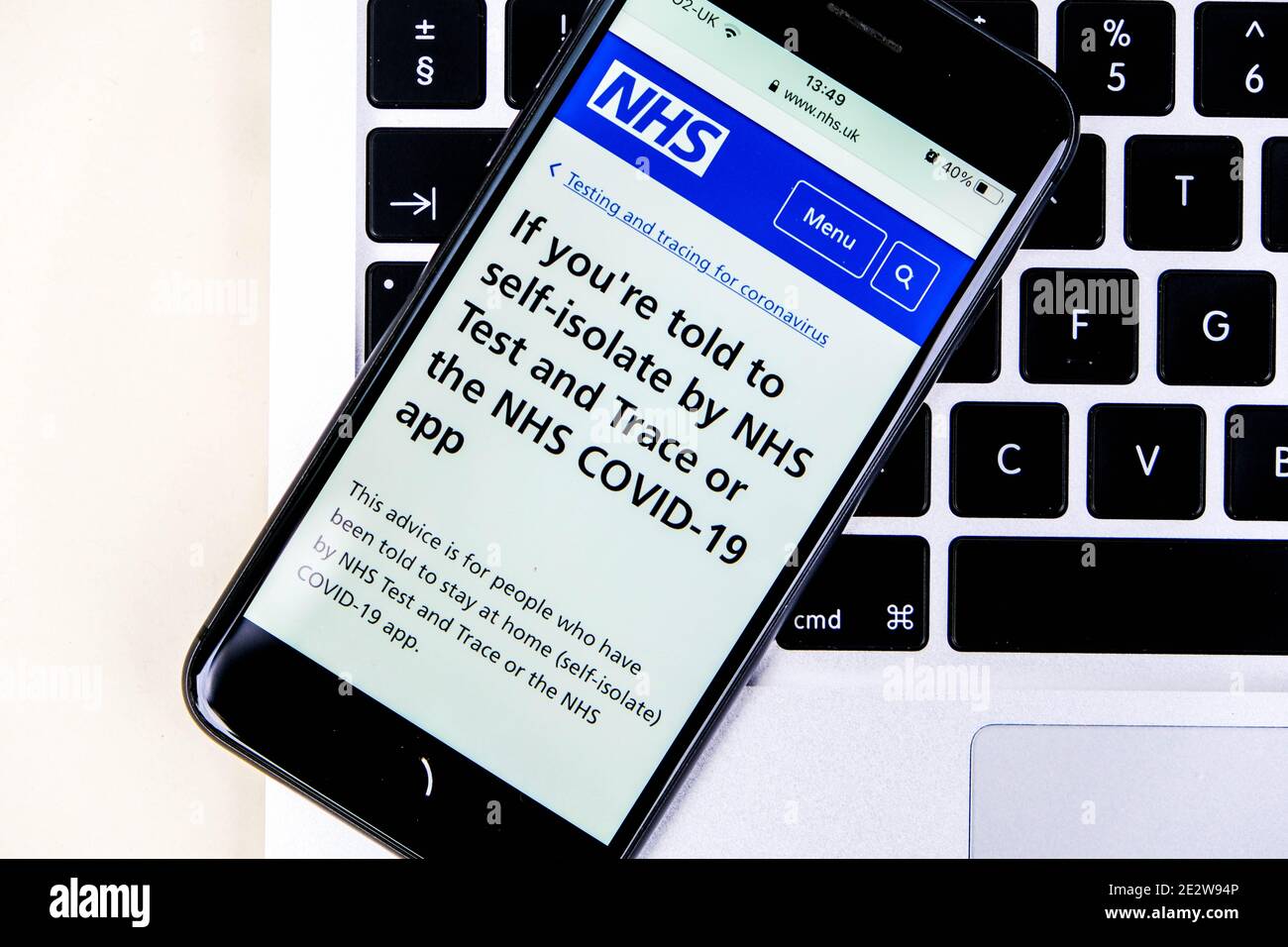 London Großbritannien, Januar 15 2021, Mobiltelefon oder Smartphone Screenshot des NHS-Ratschlag zur Selbstisolierung ist Covid-19-Test und die Nachverfolgung ist positiv Stockfoto