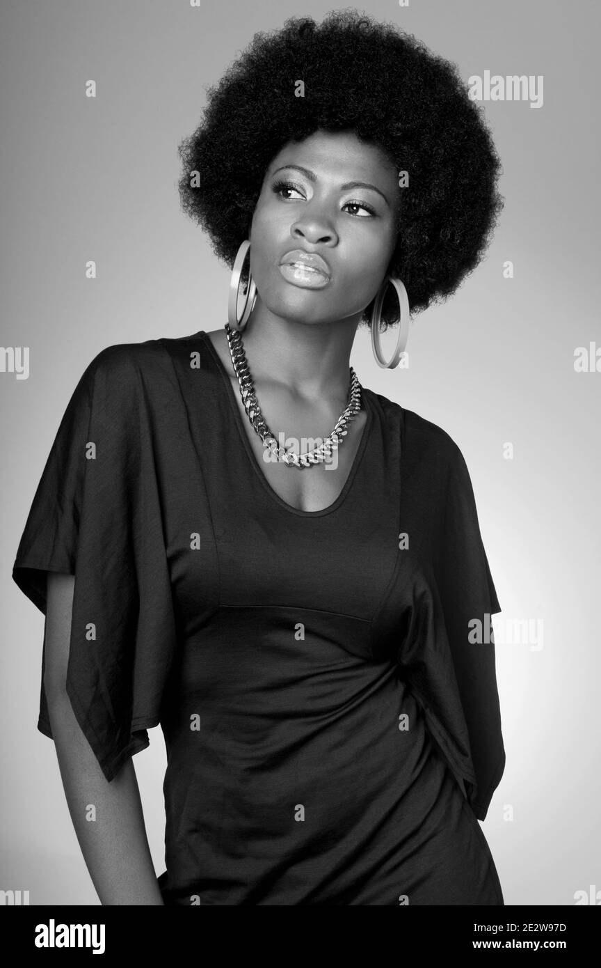 Schwarz-Weiß-Foto von afroamerikanischen Frau über farbig Hintergrund Stockfoto