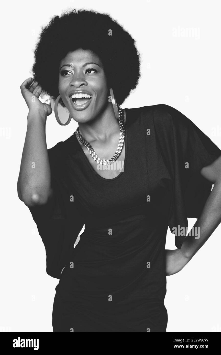 Schwarz-Weiß-Foto von afroamerikanischen Frau über farbig Hintergrund Stockfoto