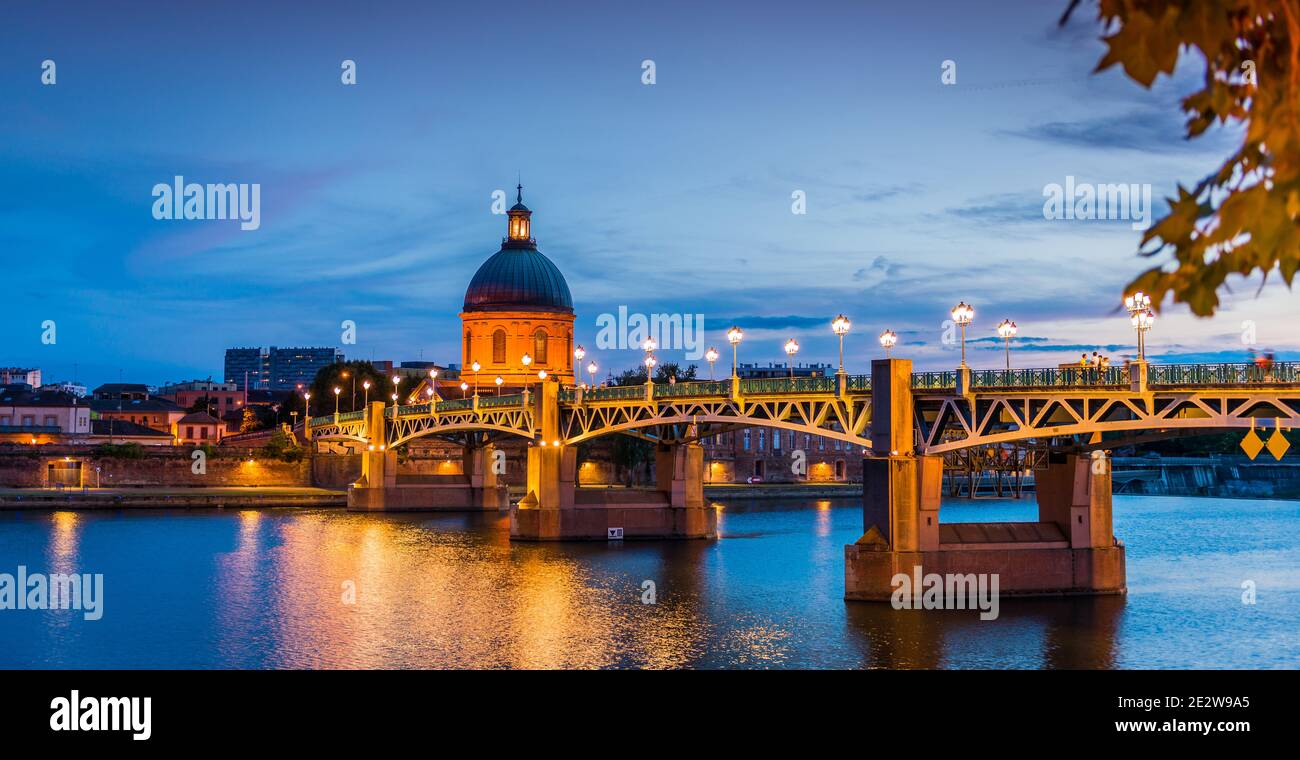 Pont Saint Pierre und das Hospital de la Grave, an der Garonne, in Toulouse bei Sonnenuntergang, in Haute Garonne, in Occitanie, Frankreich Stockfoto