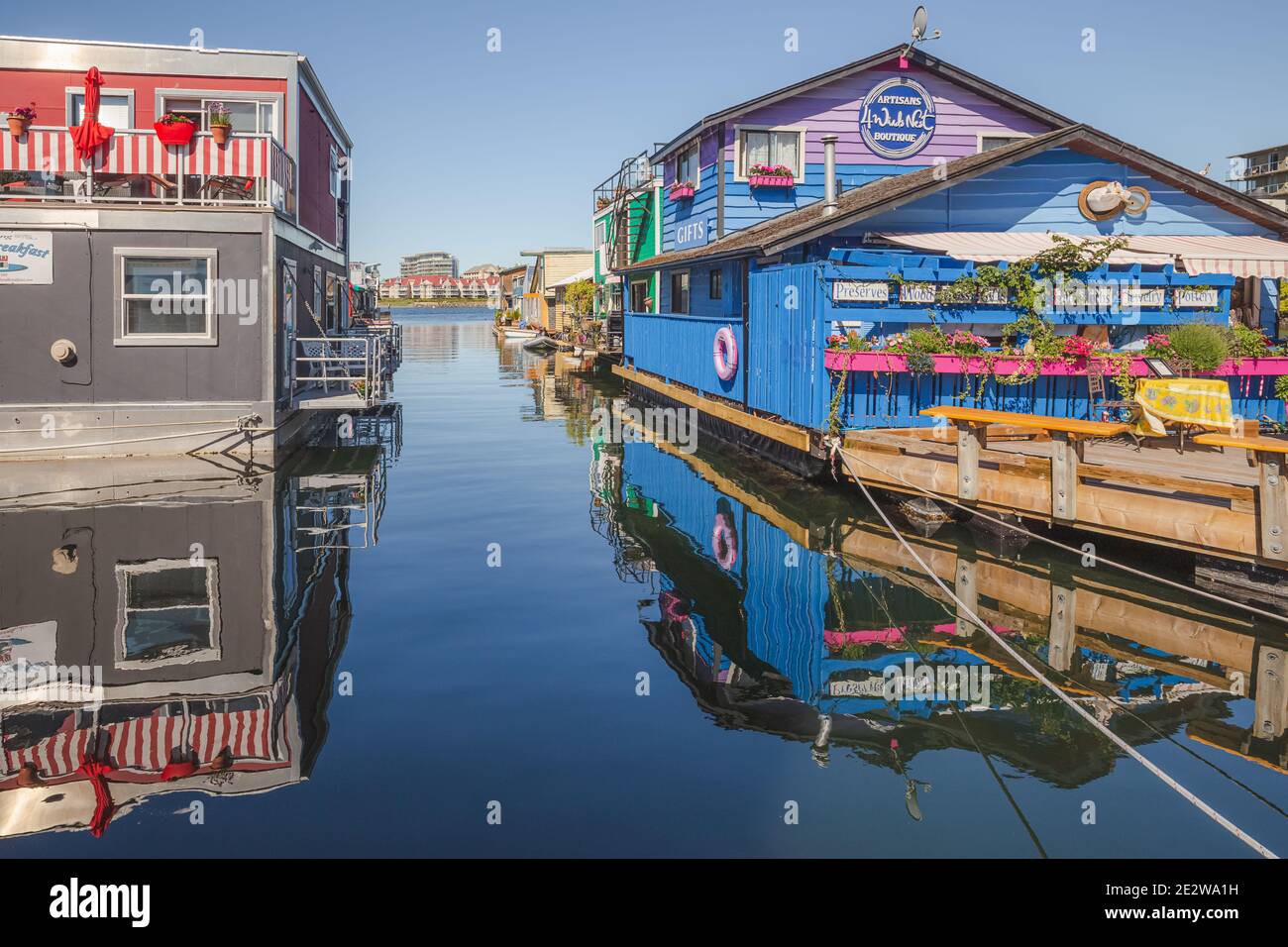 Victoria, Kanada - 4. Juni 2017: Fisherman's Wharf Park in Victoria, B.C. Kanada, eine beliebte Attraktion bei Touristen und Einheimischen, an einem klaren Sommerafte Stockfoto