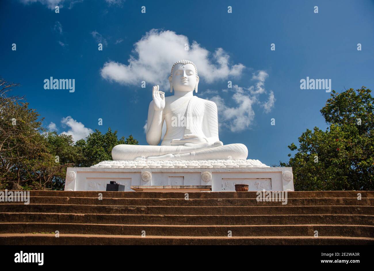 Riesige sitzende buddha-Statue, Buddhistisches Kloster von Mihintale, Anuradhapura, Nord-Central-Provinz, Sri Lanka Stockfoto