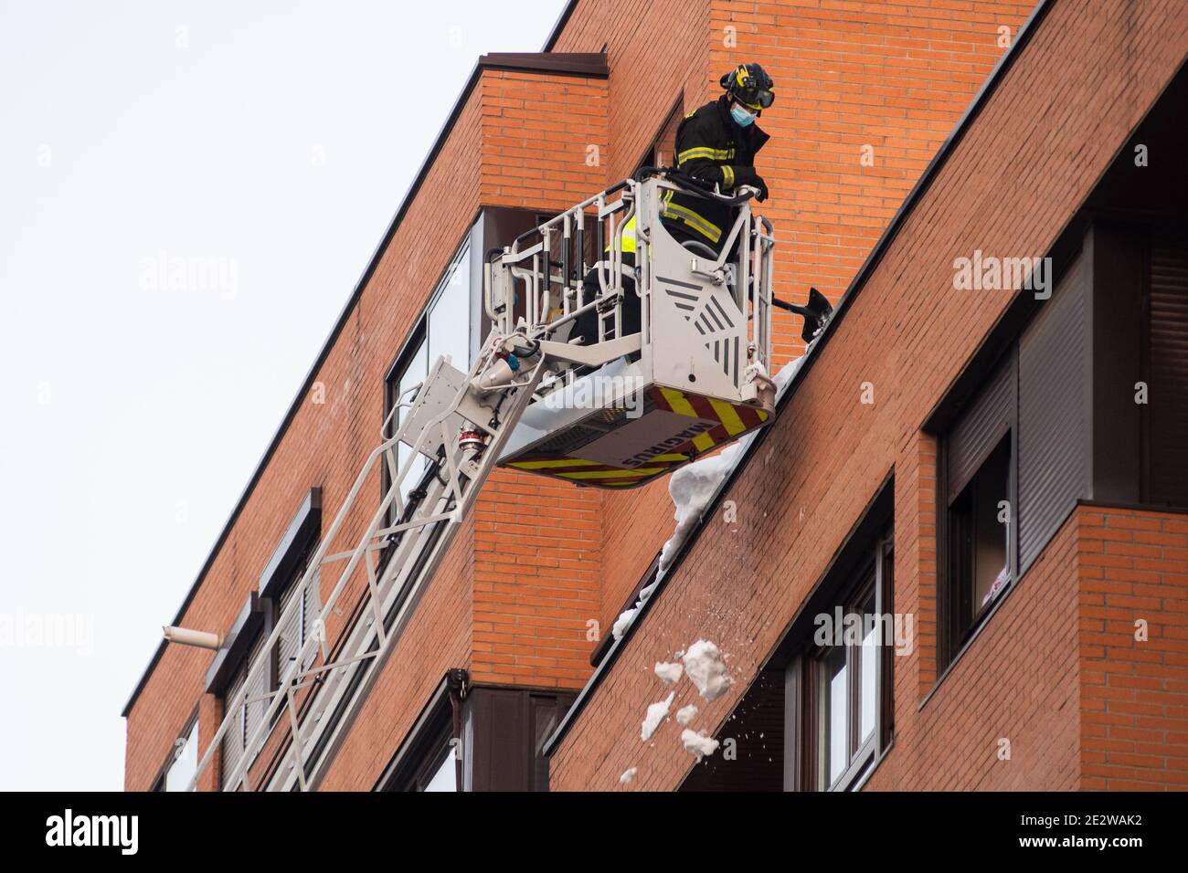 Madrid, Spanien. Januar 2021. Feuerwehrleute entfernen Schnee von den Dächern durch Sturm 'Filomena' verursacht. Der Sturm hat den größten Schneefall seit 50 Jahren verursacht, und die Regierung erwägt, Madrid zu einer katastrophalen Zone zu erklären. Quelle: Marcos del Mazo/Alamy Live News Stockfoto