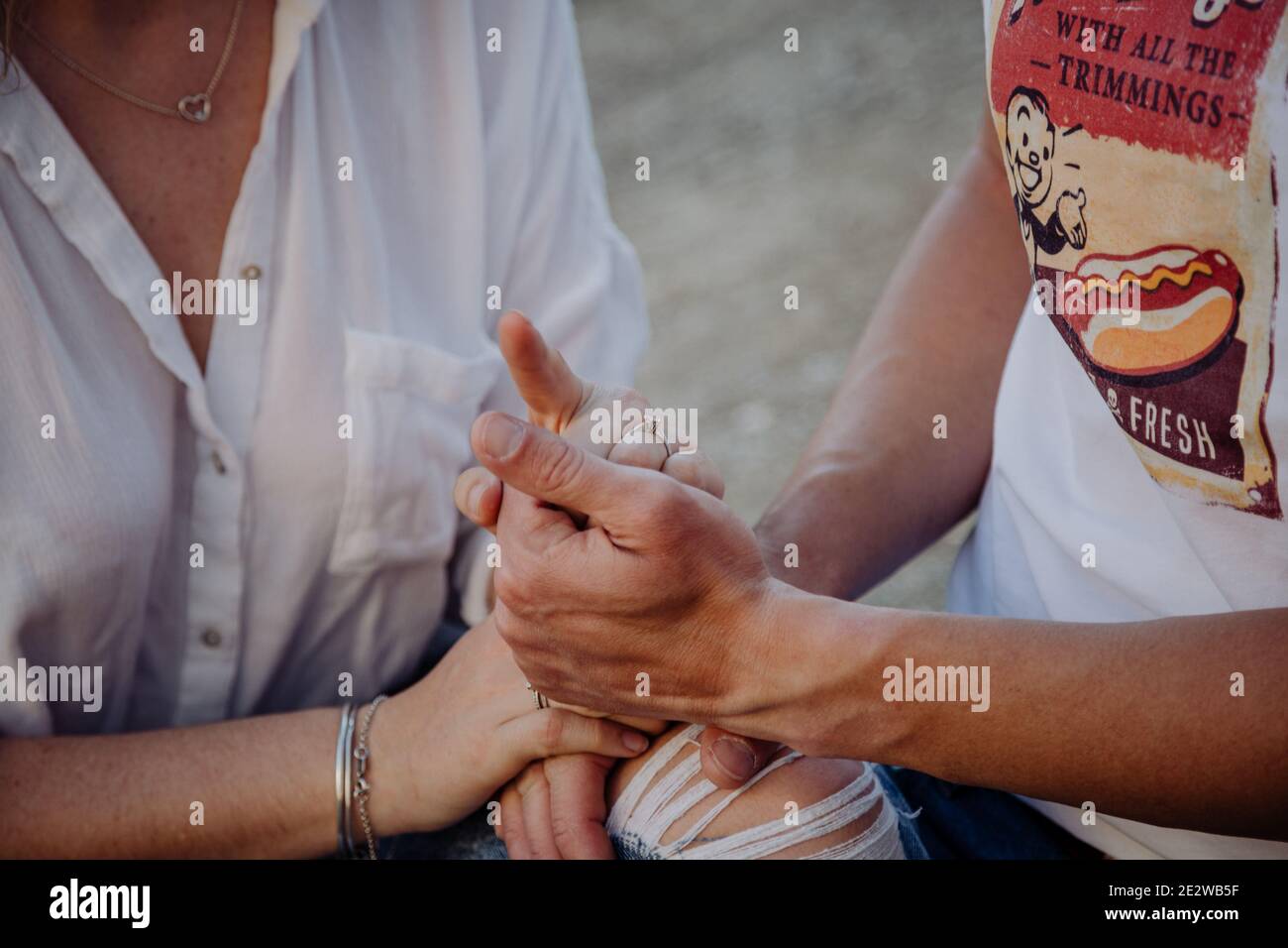 Hände des Ehepaares. Ringe. Liebe. Stockfoto