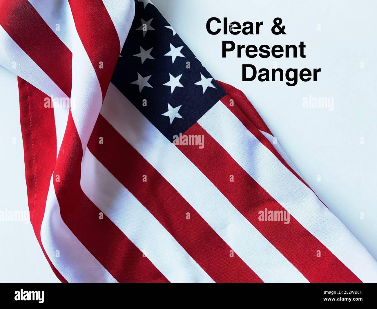 USA Flagge mit den Worten klar und stellen Gefahr in Fettdruck Stockfoto
