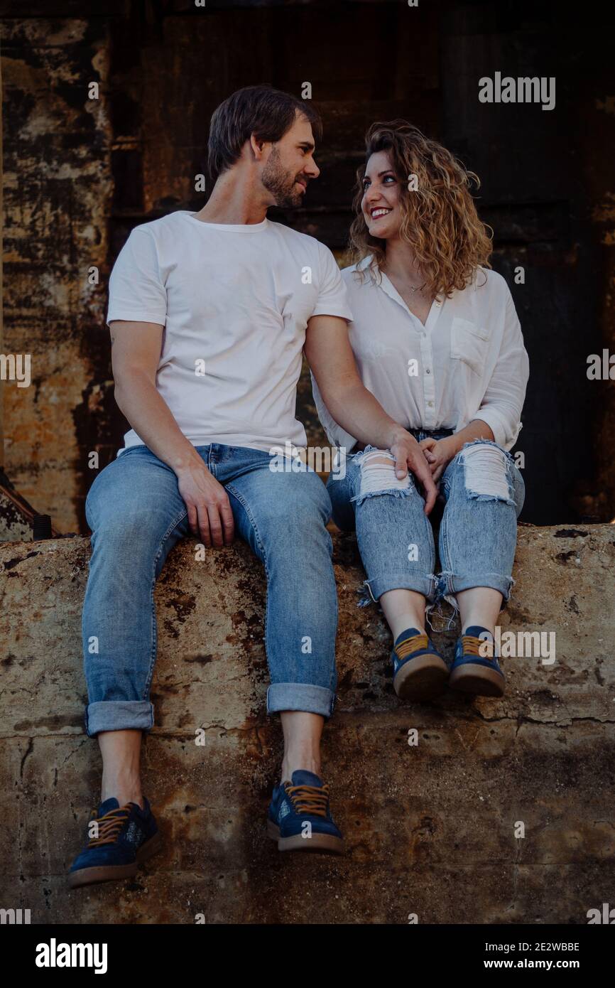 Paar sitzen nebeneinander. Lifestyle-Konzept. Liebe Stockfoto