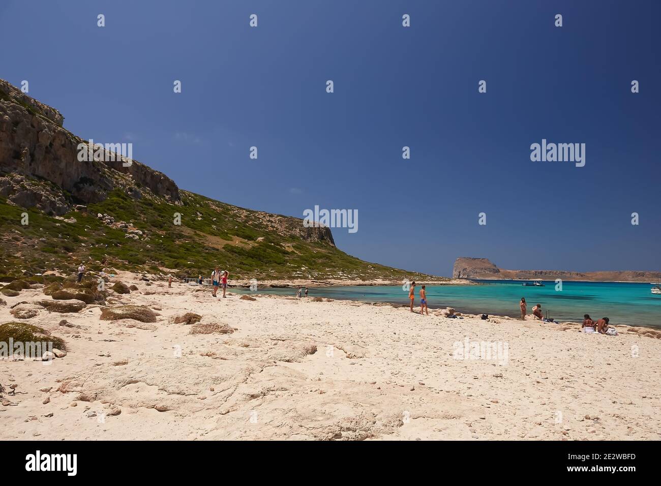 GRAMVOUSA - BALOS, DIE INSEL KRETA, GRIECHENLAND - 4. JUNI 2019: Die Menschen am Strand von Balos, der Insel Kreta. Stockfoto