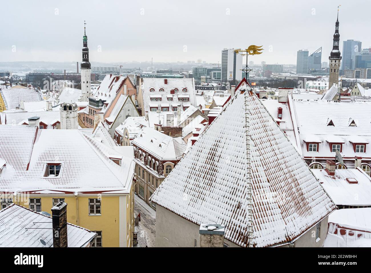 Estland. Tallinn. Januar 14, 2021. Rote Ziegeldächer, Türme und Türme in der Altstadt. Mittelalterliche Architektur des Baltikums. Winter, Stadtlandschaft. Panorama der Stadt. Hochwertige Fotos Stockfoto