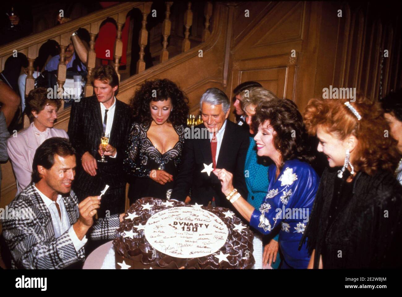 Diahann Carroll, Joan Collins, John Forsythe und Linda Evans mit der Dynasty Cast feiert die 150. Episode 1986 Credit: Ralph Dominguez/MediaPunch Stockfoto