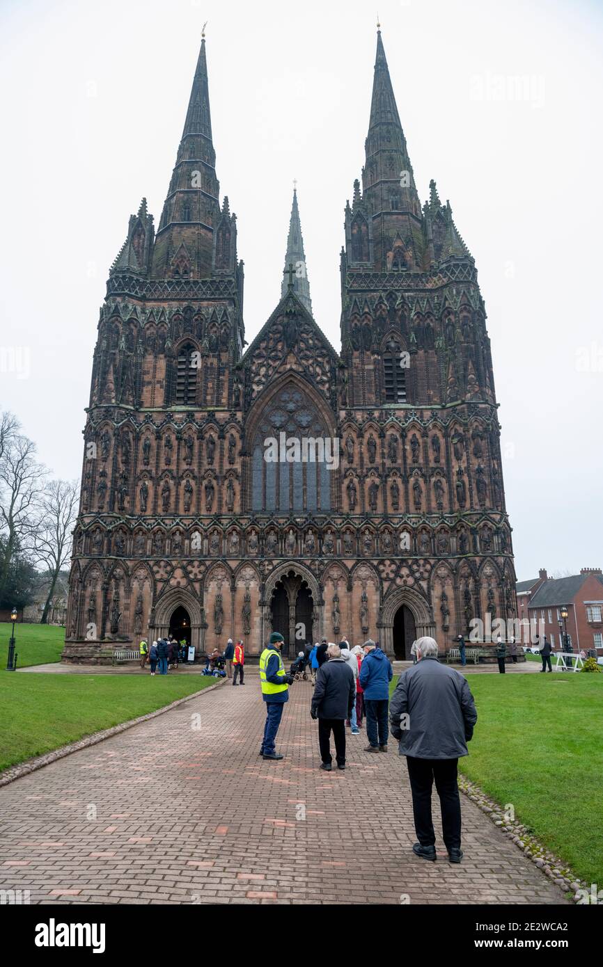 15. JANUAR 2021. LICHFIELD, STAFFORDSHIRE. Die britische Lichfield Cathedral öffnet ihre Türen, um eine Impfstätte für Coronaviren zu sein. Die über 80-er sind eingeladen, an der ersten von 2 Impfungen gegen Covid-19 teilzunehmen und sich bei Temperaturen nahe Null Grad celsius anzustellen. Stockfoto