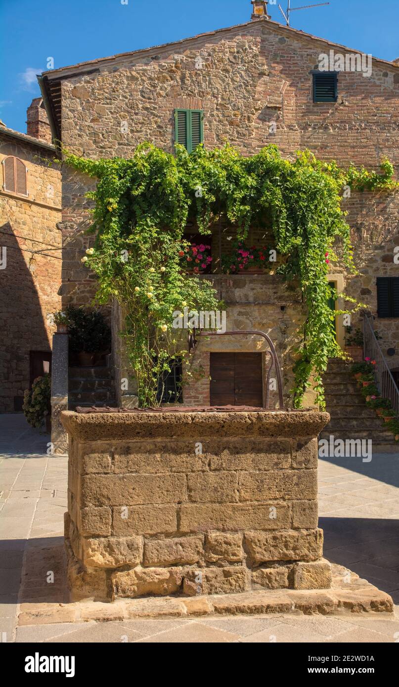 Ein Brunnen an einem historischen Platz im Zentrum der mittelalterlichen Stadt Monticchiello in der Nähe von Pienza in der Provinz Siena, Toskana, Italien Stockfoto