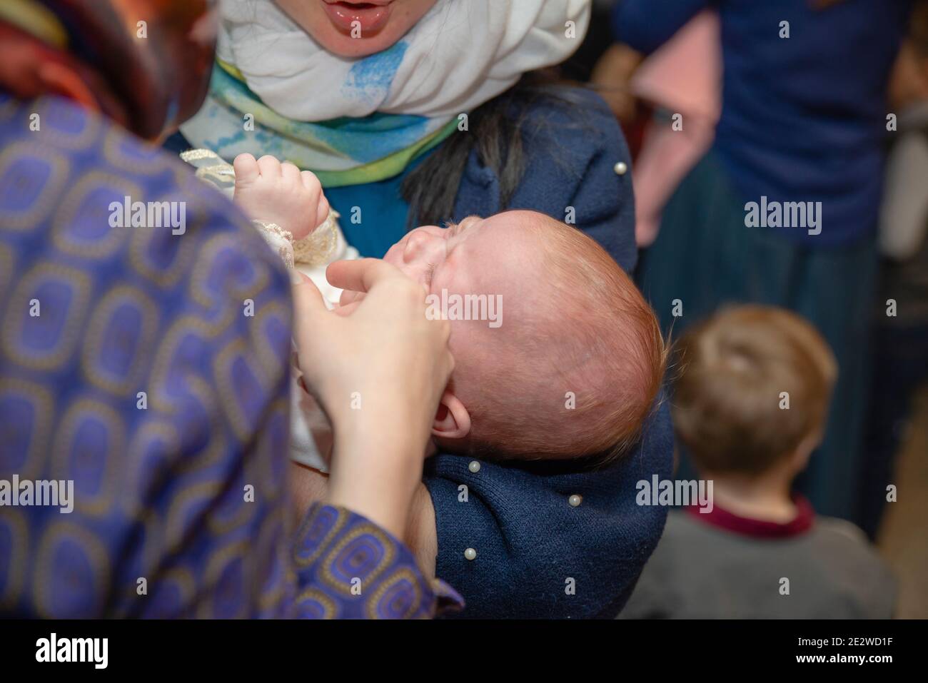 Ein Kind weint in einer Kirche. Stockfoto