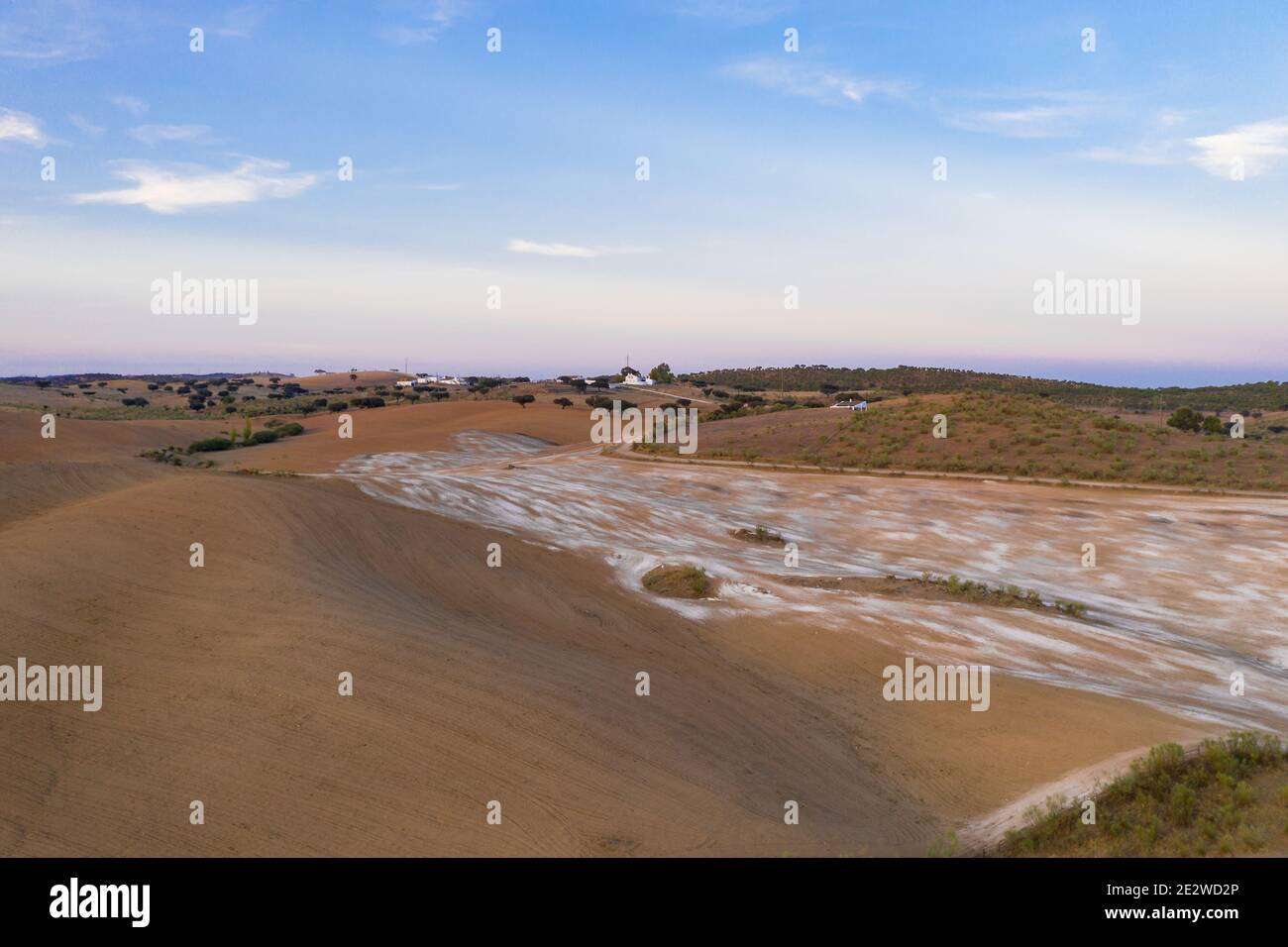 Drohne Luftpanorama einer wüstenähnlichen Hügellandschaft mit Marmorsteinstaub bei Sonnenuntergang in Terena, Portugal Stockfoto
