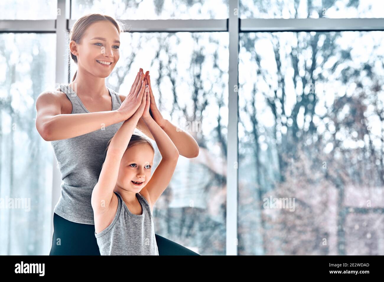 Schönen Mutter und Tochter balancing in die baumhaltung zusammen Stockfoto