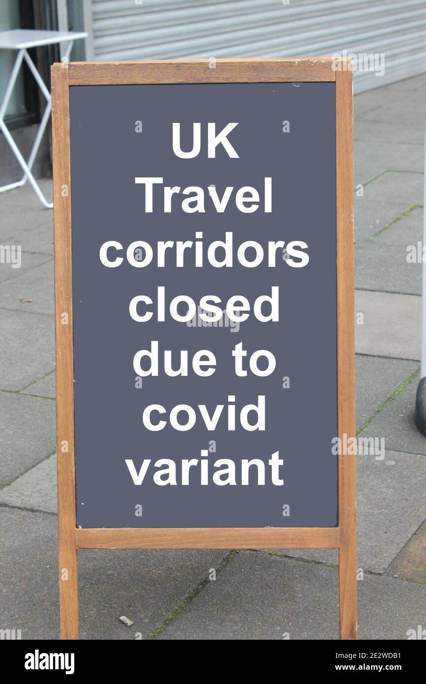 Die britischen Reisekorridore sind wegen des Hinweises auf eine Variante geschlossen Eine Tafel Stockfoto