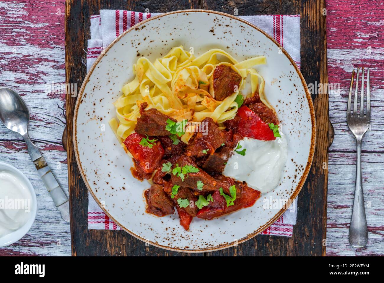 Wildgulasch mit Tagliatelle Pasta und Sauerrahm - Overhead Anzeigen ...