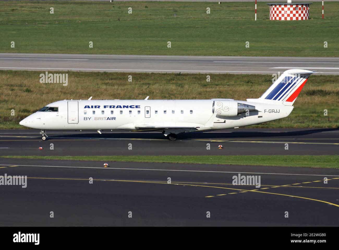 Brit Air Bombardier CRJ100 in Air France Lackierung mit der Registrierung F-GRJJ auf dem Rollweg am Flughafen Düsseldorf. Stockfoto