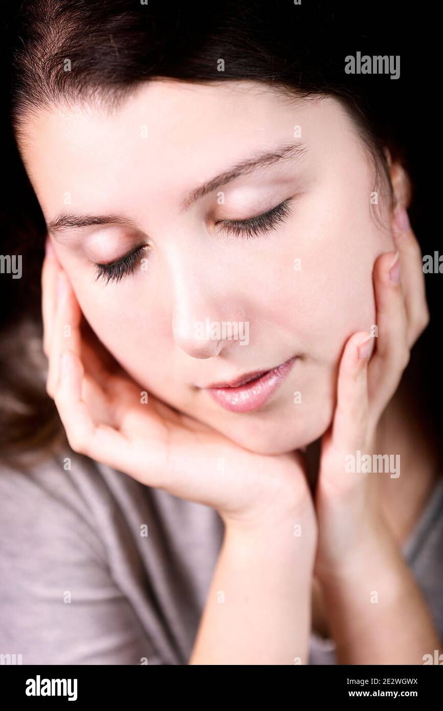 Schönheit Mädchen streicheln ihr Gesicht Stockfoto