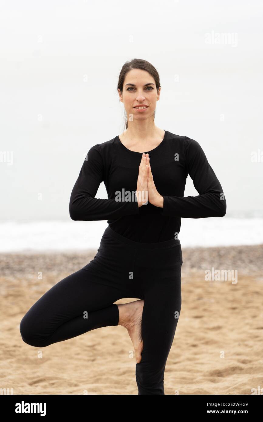 Mädchen, das die Yoga-Haltung der Vrksasana praktiziert Stockfoto