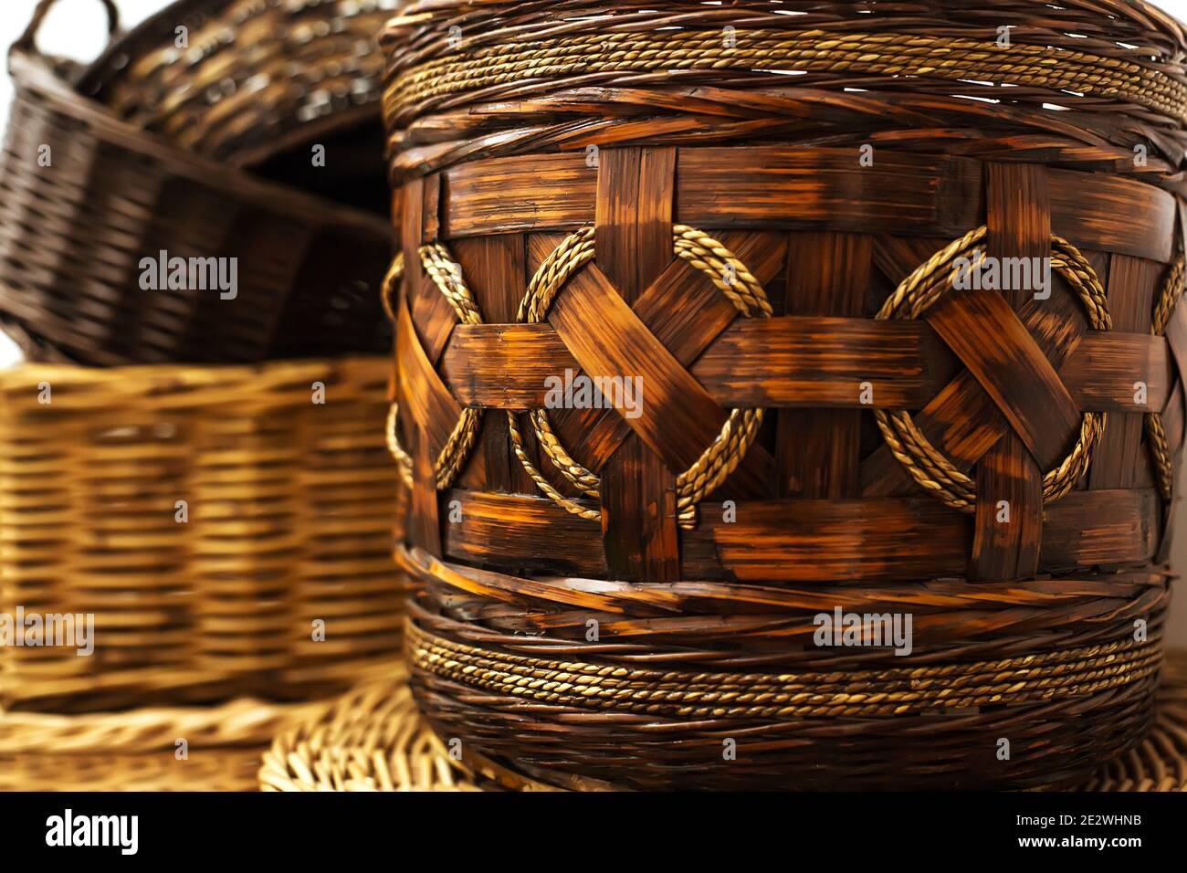 Close up schöne Weide handgefertigten Bambus Korb mit runden Seilen Stockfoto